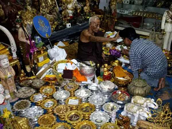 bénédiction amulettes dans un temple thai